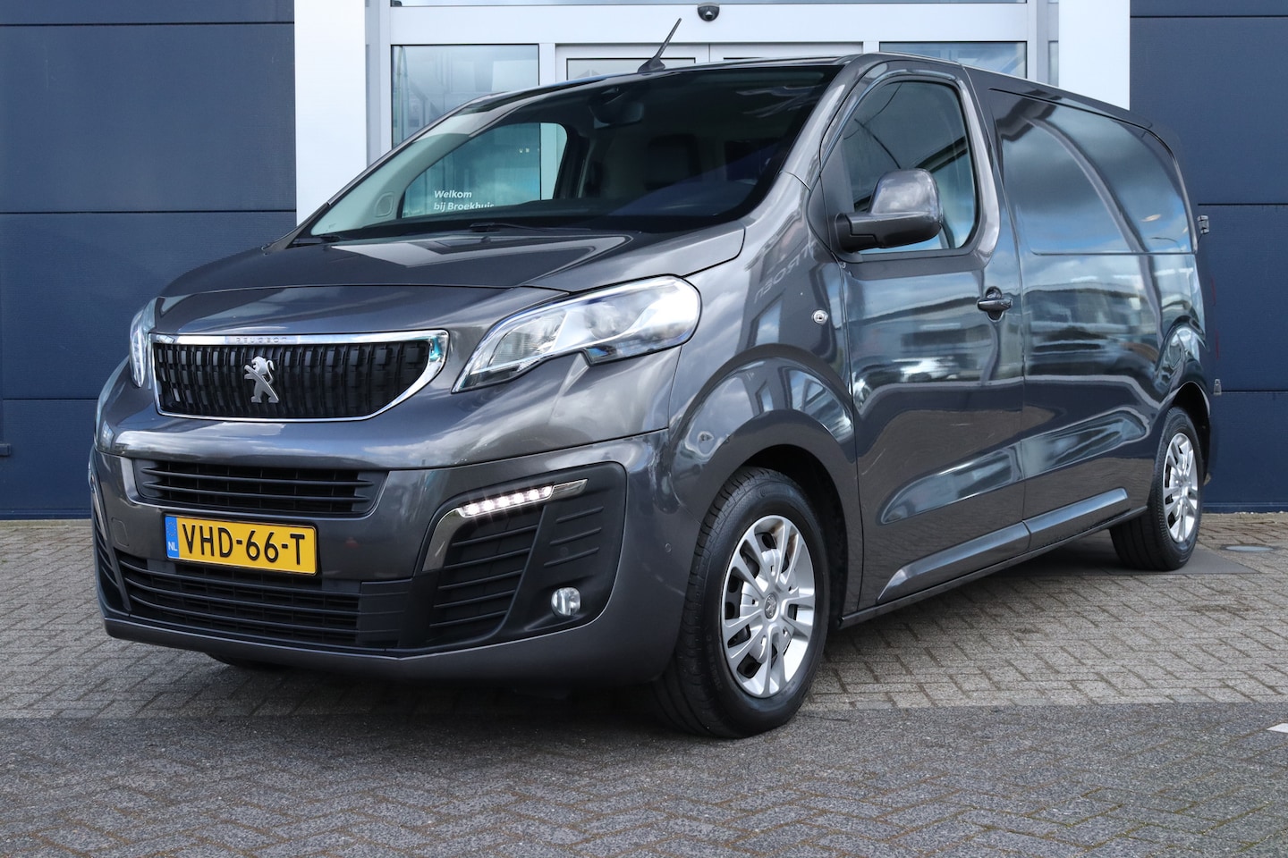 Peugeot Expert - 2.0 BlueHDI 180 Standard Asphalt | Cruise Control | Camera | Trekhaak | Keyless | Xenon | - AutoWereld.nl