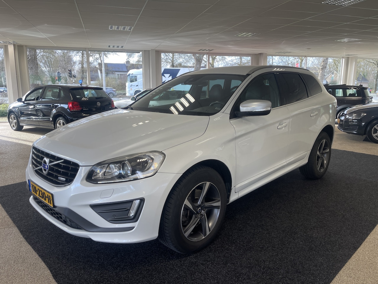 Volvo XC60 - 2.0 D4 FWD R-Design voor nog jaren rijplezier - AutoWereld.nl