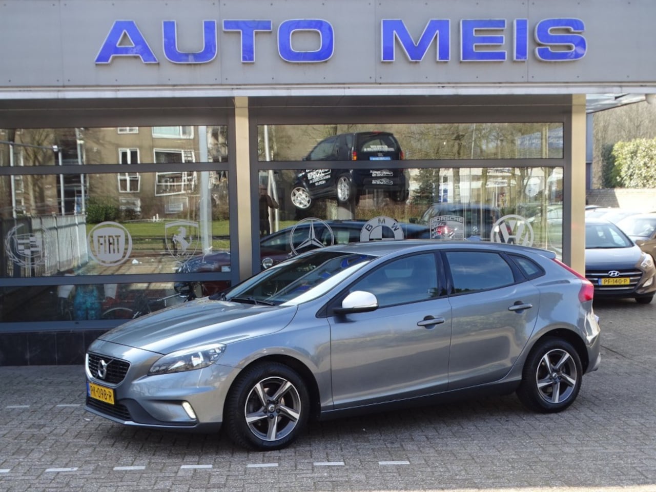 Volvo V40 - 2.0 D2 Inscription R-Design - AutoWereld.nl