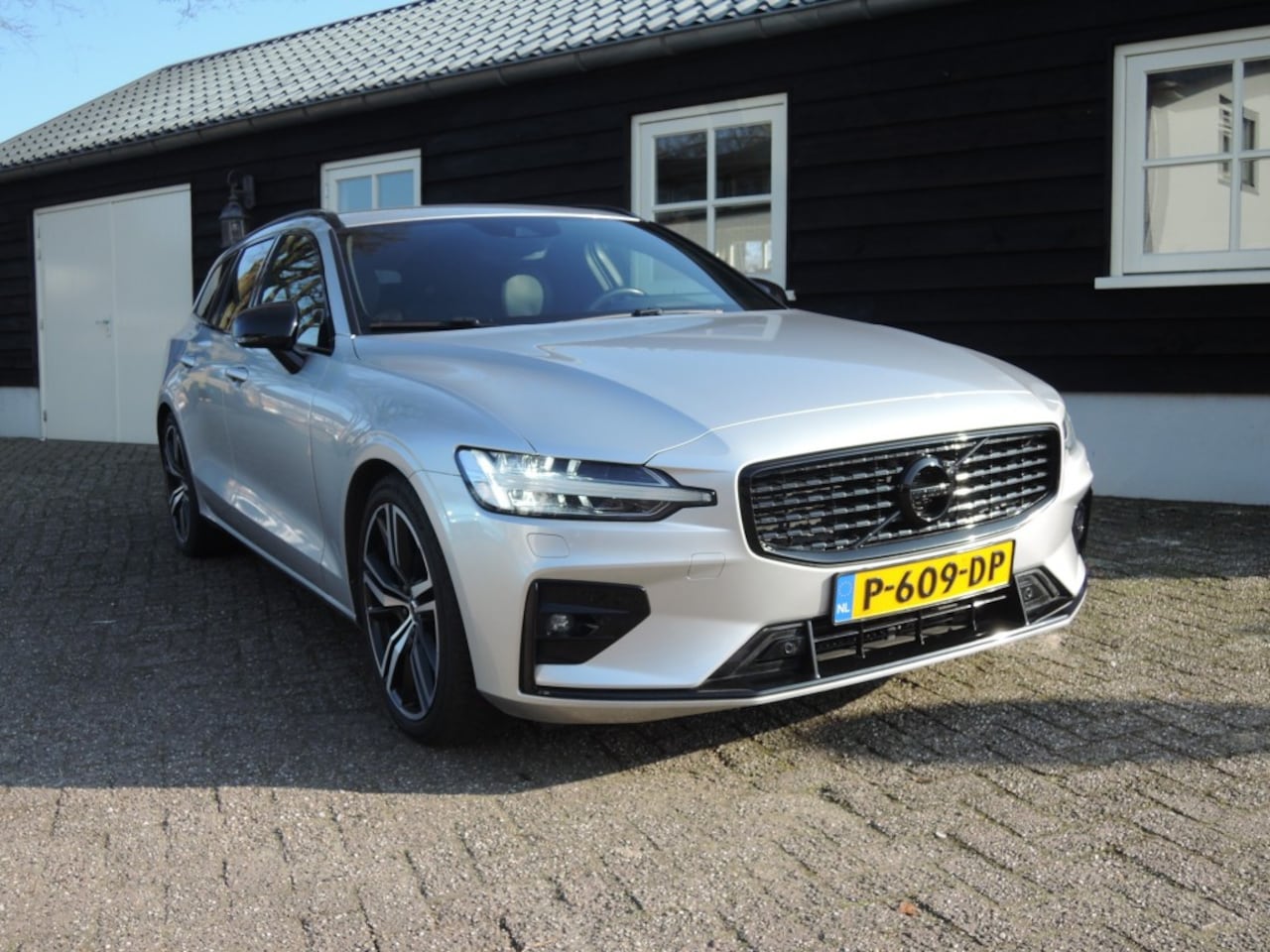 Volvo V60 - 2.0 B4 R-Design 2.0 B4 R-DESIGN - AutoWereld.nl