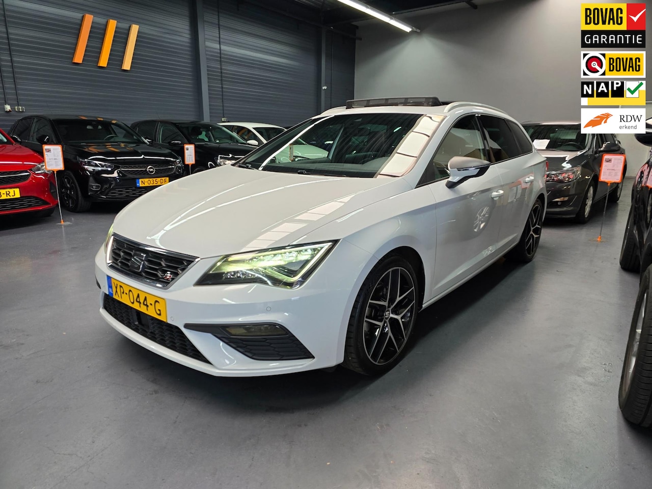 Seat Leon ST - 1.5 TSI FR Business Intense PANO LED CAMERA KEYLESS CARPLAY NAP NL AUTO - AutoWereld.nl