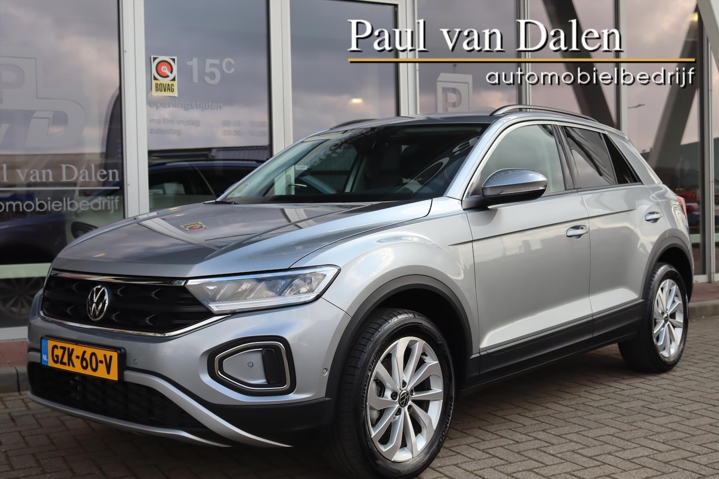 Volkswagen T-Roc - 1.5TSI 150PK AUTOMAAT LIFE E.D Navi Carplay | Adapt.Cruise | Camera | Keyless | Digitaal C - AutoWereld.nl