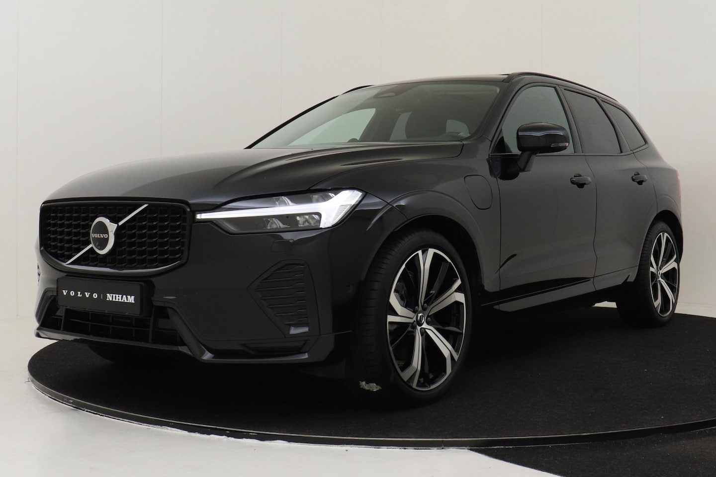 Volvo XC60 - T8 RECHARGE AWD ULTIMATE DARK -PANO.DAK|BOWERS&WILKINS|LUCHTVERING|21"|GEVENT.LEDER+MASSAG - AutoWereld.nl