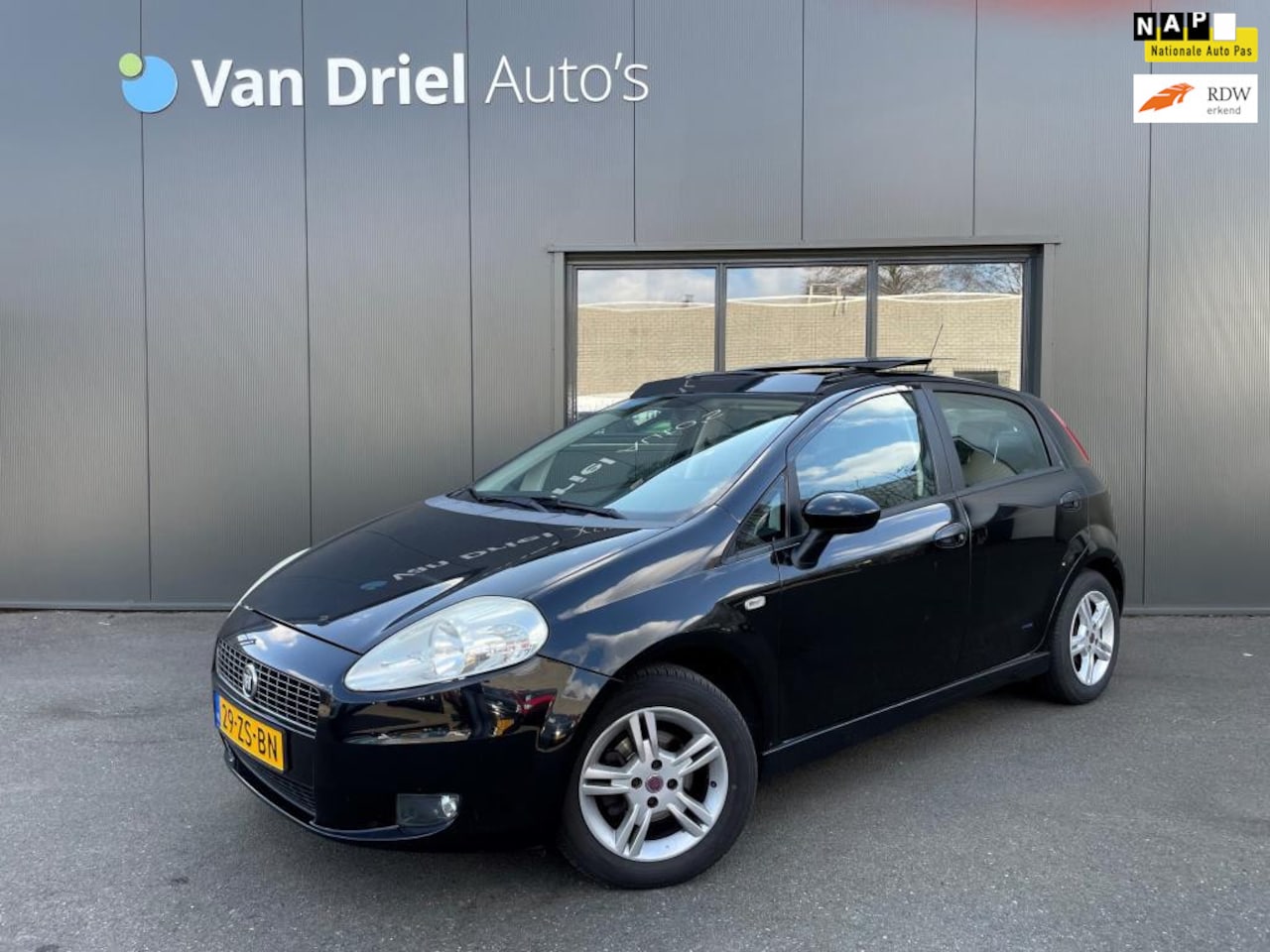 Fiat Grande Punto - 1.4 Dynamic / Airco / Elektrisch bedienbaar schuif-kantel dak! - AutoWereld.nl