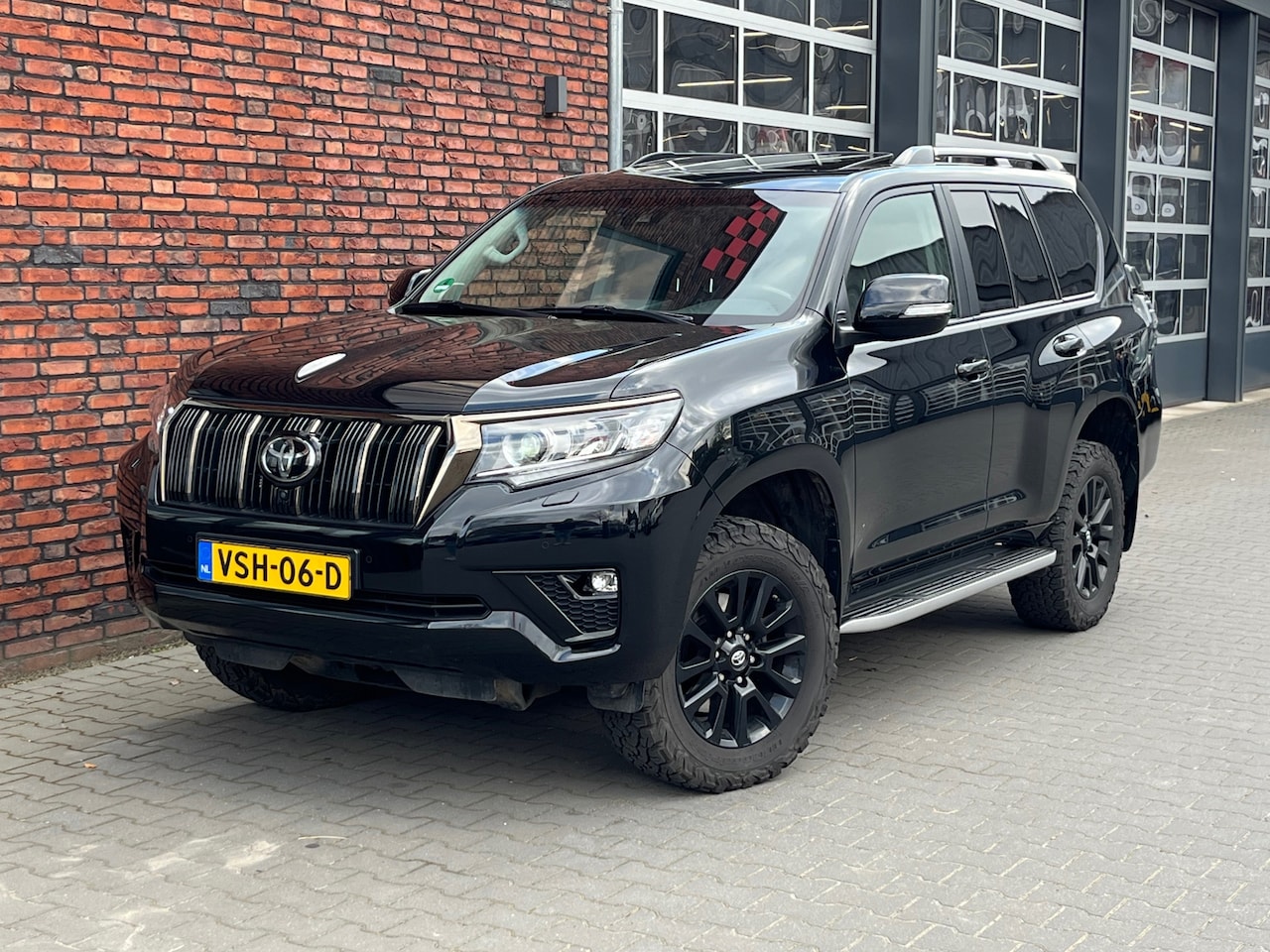 Toyota Land Cruiser - 2.8 D-4D-F Executive Window Van 360°Camera/Adapt.Cruise/LED/PDC/DAB/Clima/Pano/Trekhaak/Ap - AutoWereld.nl