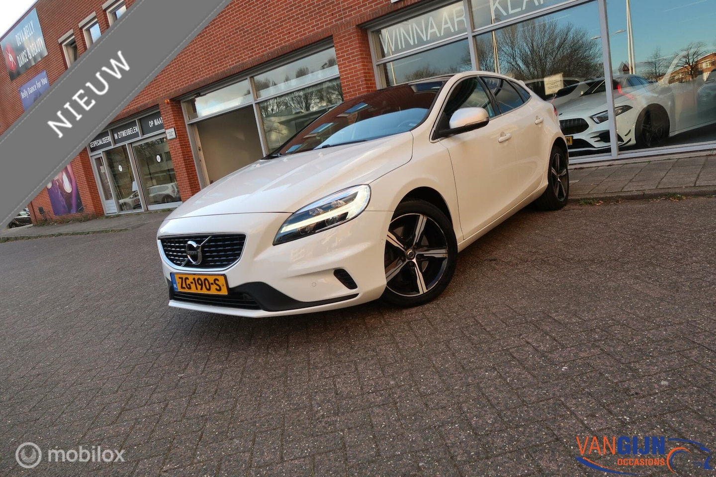 Volvo V40 - 1.5 T3 Polar+ Sport R-Design T3 152PK Navi 1e eigenaar - AutoWereld.nl