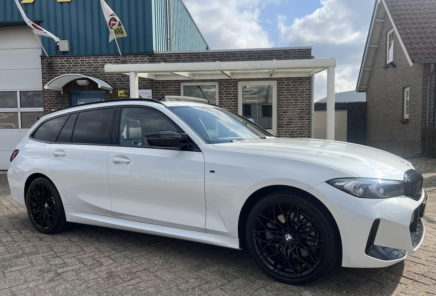 BMW 3-serie Touring - (g21) 320e 204pk Aut8 M-pakket, Pano, ACC, Leder, NWST - AutoWereld.nl