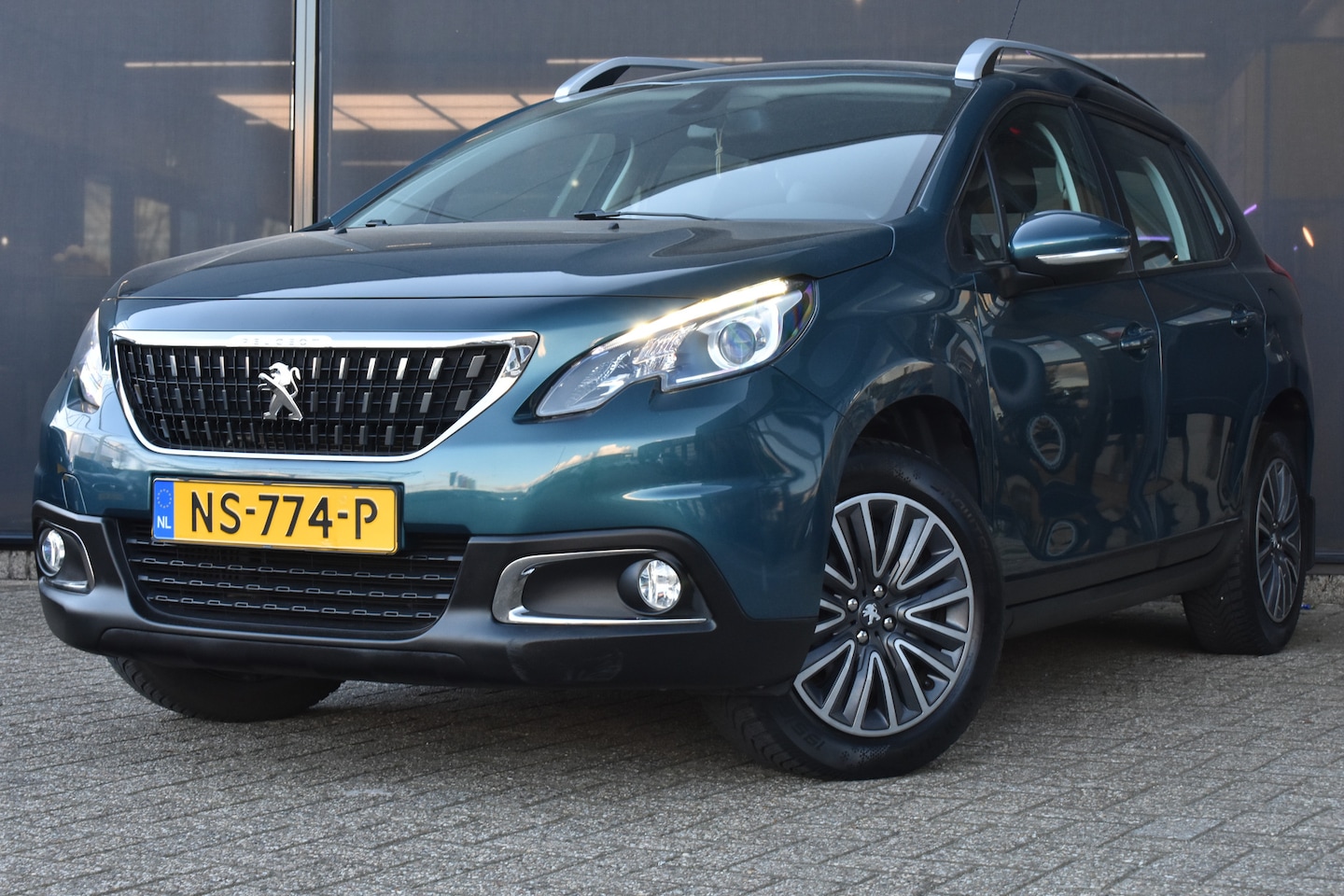 Peugeot 2008 - 1.2 PureTech Active 110pk Automaat | Trekhaak | Dealeronderhouden | 1e Eigenaar | Parkeers - AutoWereld.nl