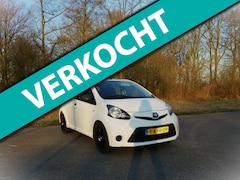 Toyota Aygo - 1.0 VVT-i Now . 5 Deurs . Airco . Elec ramen . weing km . enz