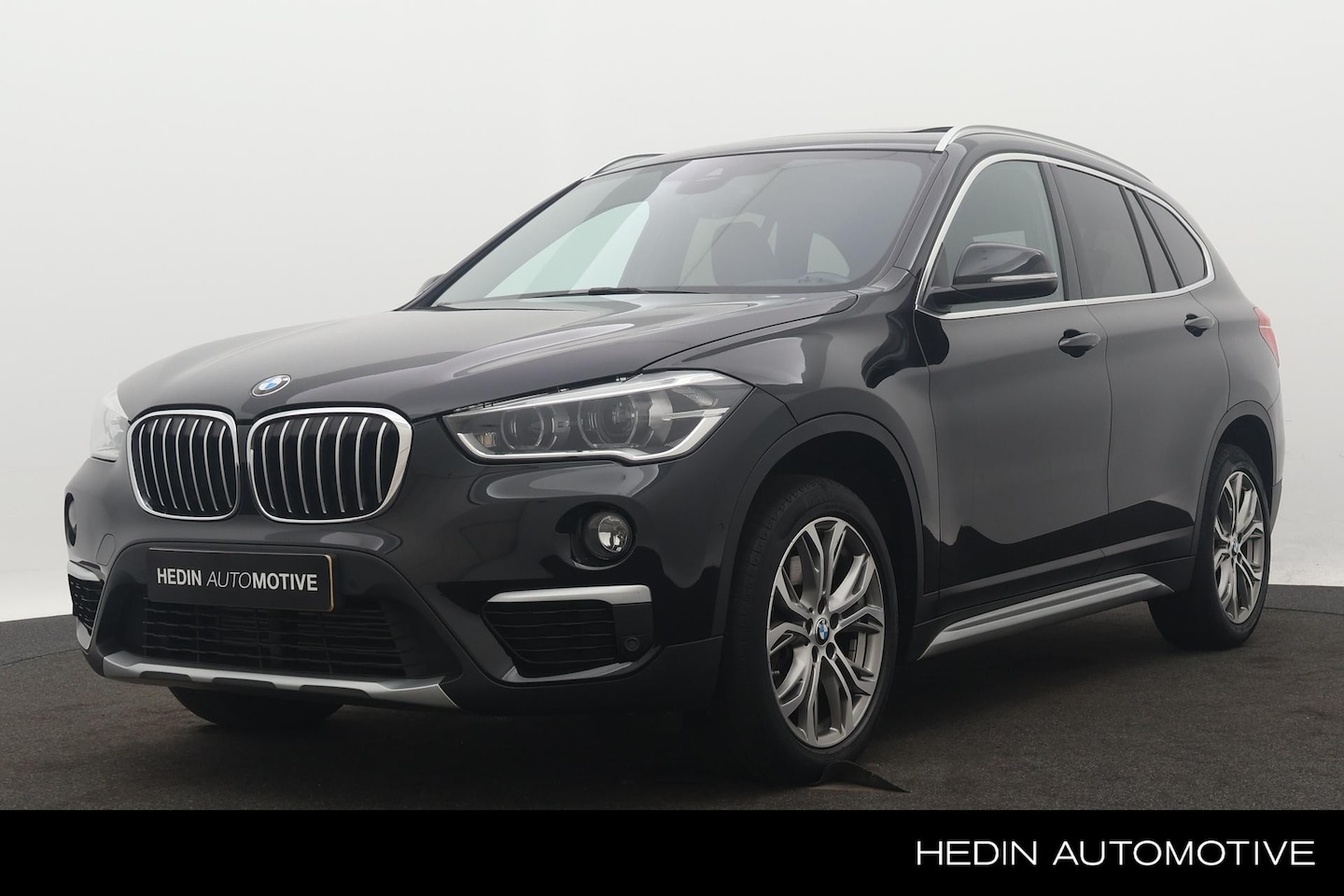 BMW X1 - sDrive20i Centennial High Executive | Panoramadak | Lederenbekleding | Sportstoelen - AutoWereld.nl