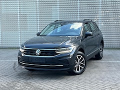 Volkswagen Tiguan - 1.4 TSI eHybrid 245PK Life / Digitale Cockpit / Zwenkbare Trekhaak / Stuur + Stoelverwarmi