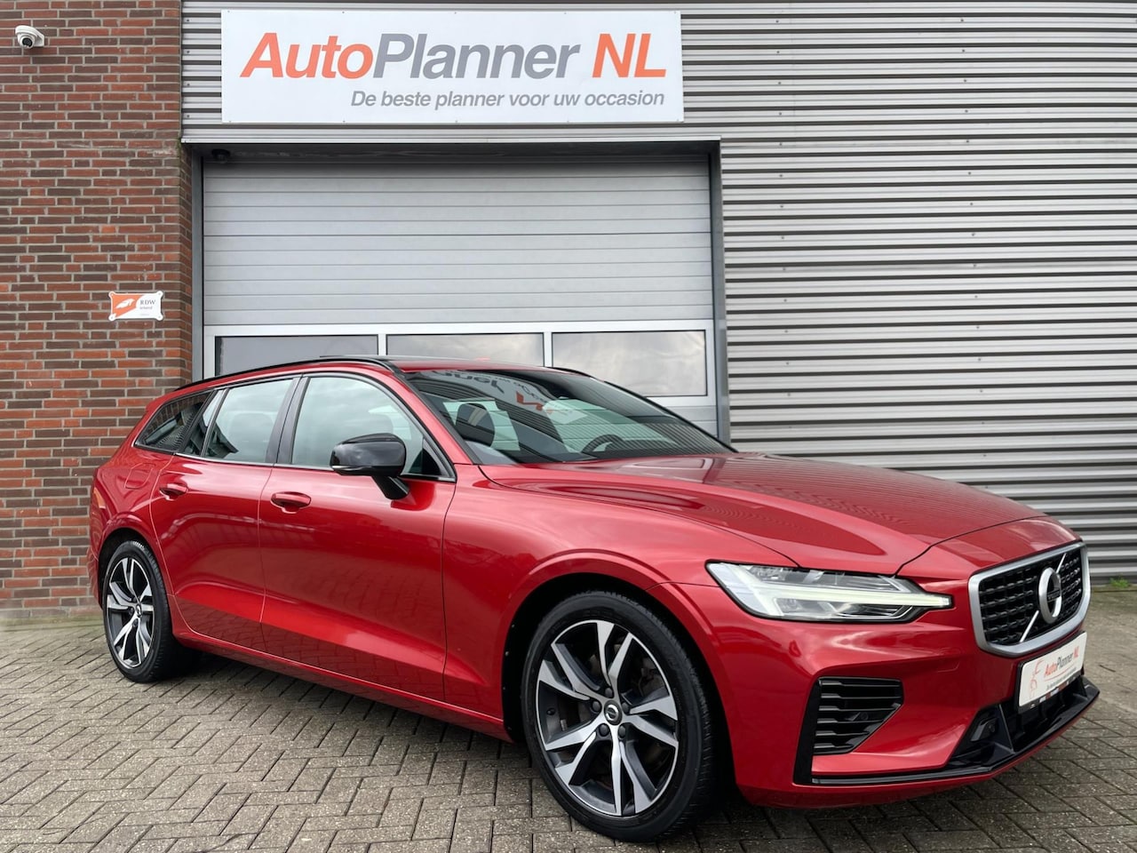 Volvo V60 - 2.0 T8 R-Design AWD! Dealer Onderhouden! 1e Eigen.! - AutoWereld.nl