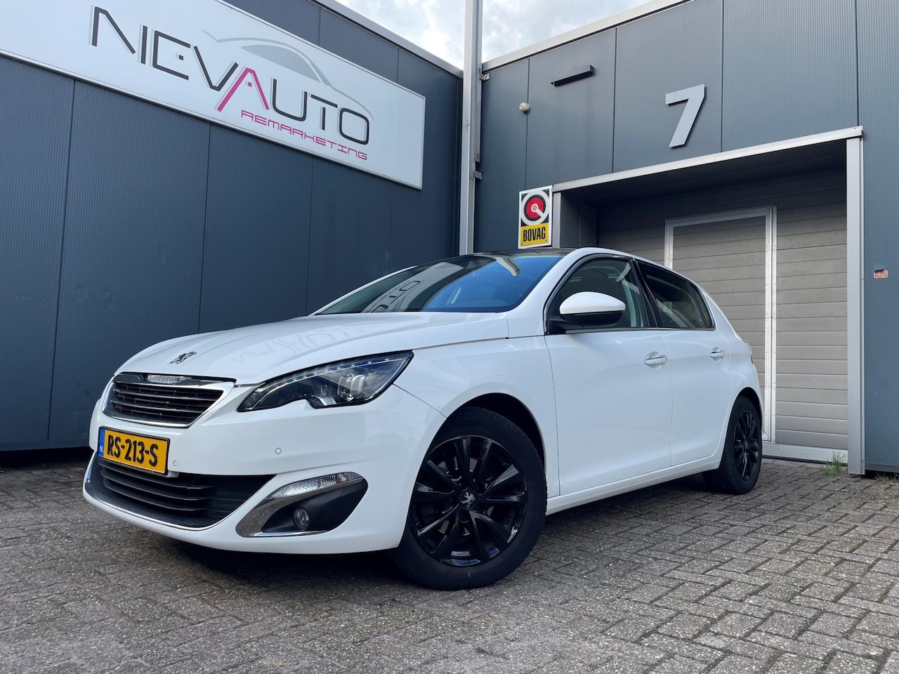 Peugeot 308 - 1.2 PureTech Blue Lease Premium Panoramadak All-season banden - AutoWereld.nl