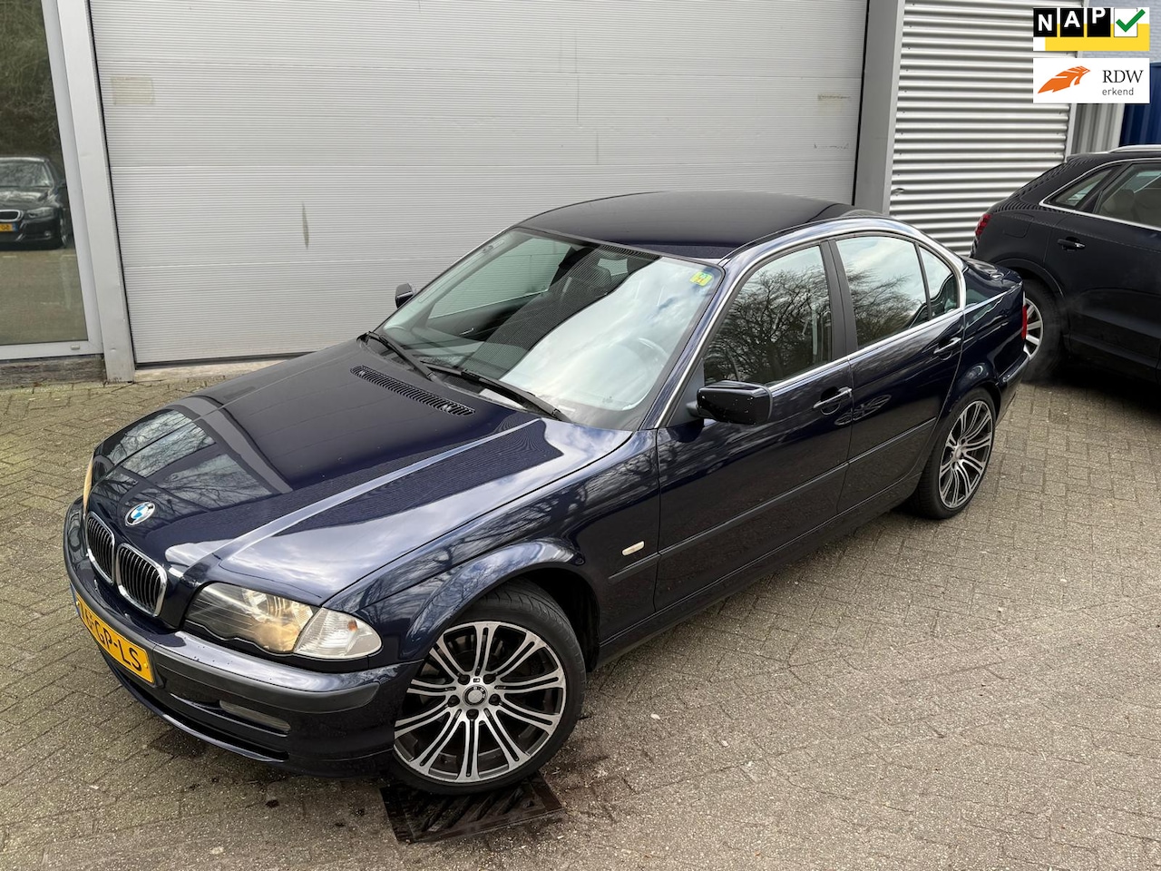 BMW 3-serie - 325i Executive / AUTOMAAT / NAP / RIJDT SCHAKELT GOED - AutoWereld.nl