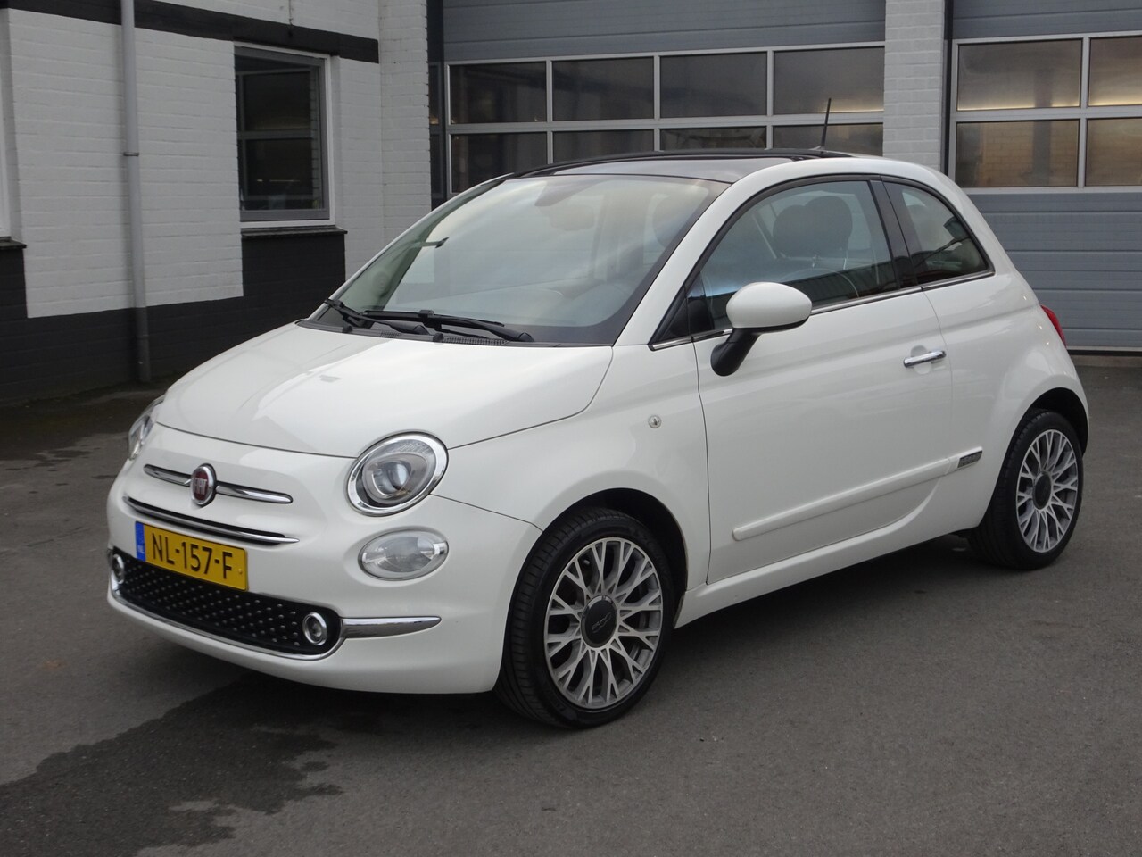 Fiat 500 - 1.2 Lounge Automatische airco, navigatie, panorama dak, parkeersensoren, licht metalen vel - AutoWereld.nl