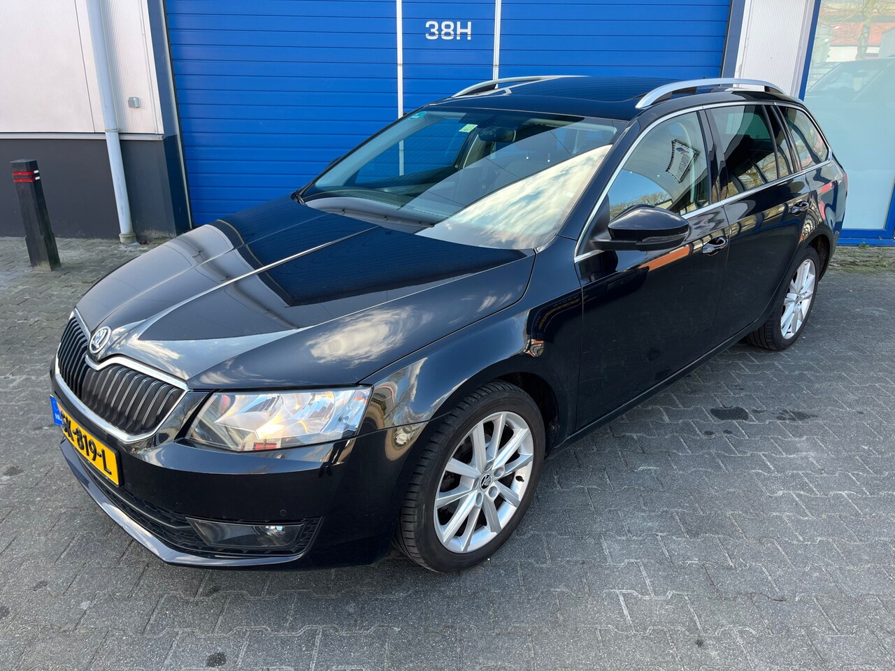 Skoda Octavia Combi - 1.6 TDI 110pk Automaat Greentech Ambition Business /Glazen schuif- / kanteldak / Trekhaak - AutoWereld.nl