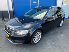 Skoda Octavia Combi - 1.6 TDI 110pk Automaat Greentech Ambition Business /Glazen schuif- / kanteldak / Trekhaak