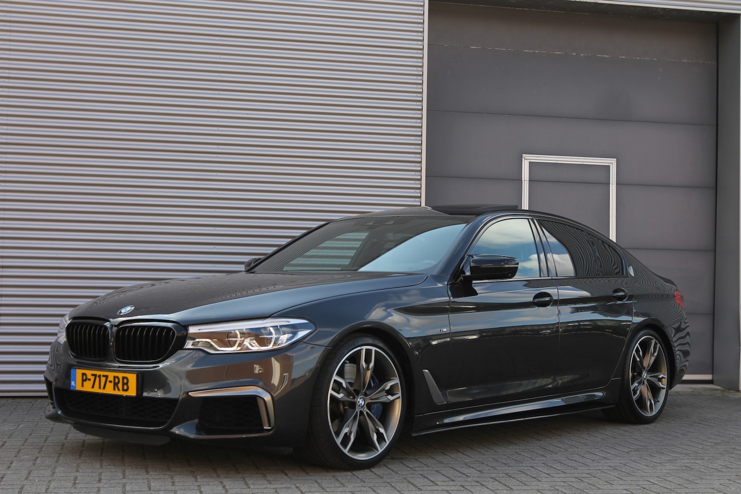 BMW 5-serie - M550i xDrive High Executive I AUT. I 463 PK I LEDER I SCHUIFDAK I CARPLAY - AutoWereld.nl