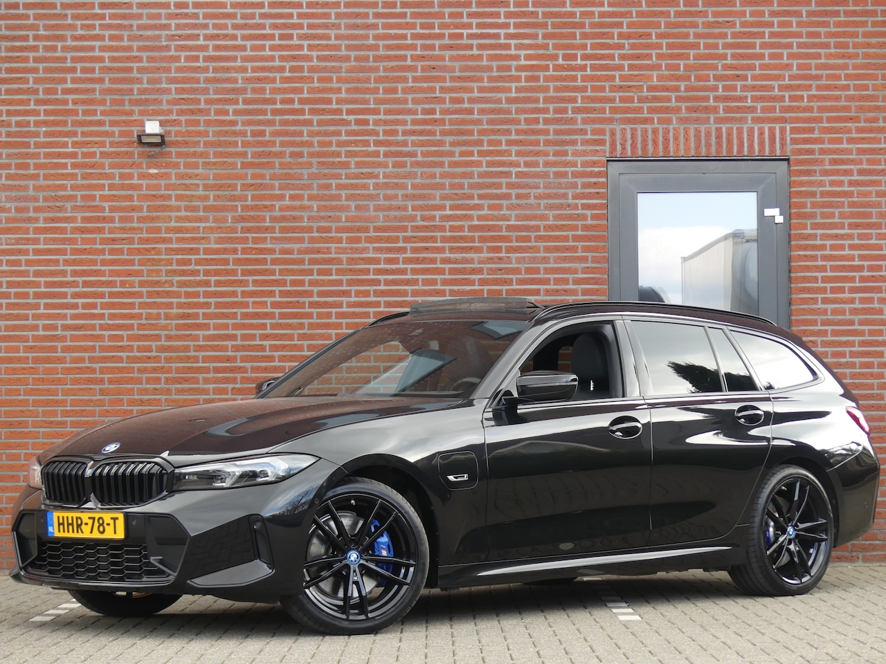 BMW 3-serie Touring - 330e M-Sportpakket Panoramadak/Camera/LEER/LED - AutoWereld.nl