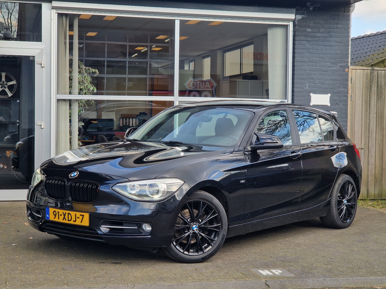 BMW 1-serie - 118i Business+ CLIMA / CRUISE / NAVI / ABC UITLAATKLEP - AutoWereld.nl