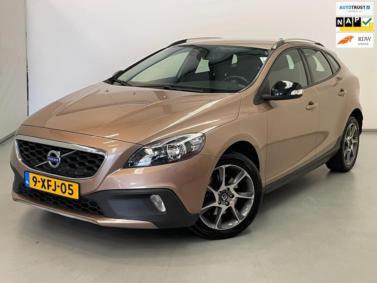 Volvo V40 Cross Country - 1.6 D2 Momentum / Trekhaak / Bluetooth - AutoWereld.nl