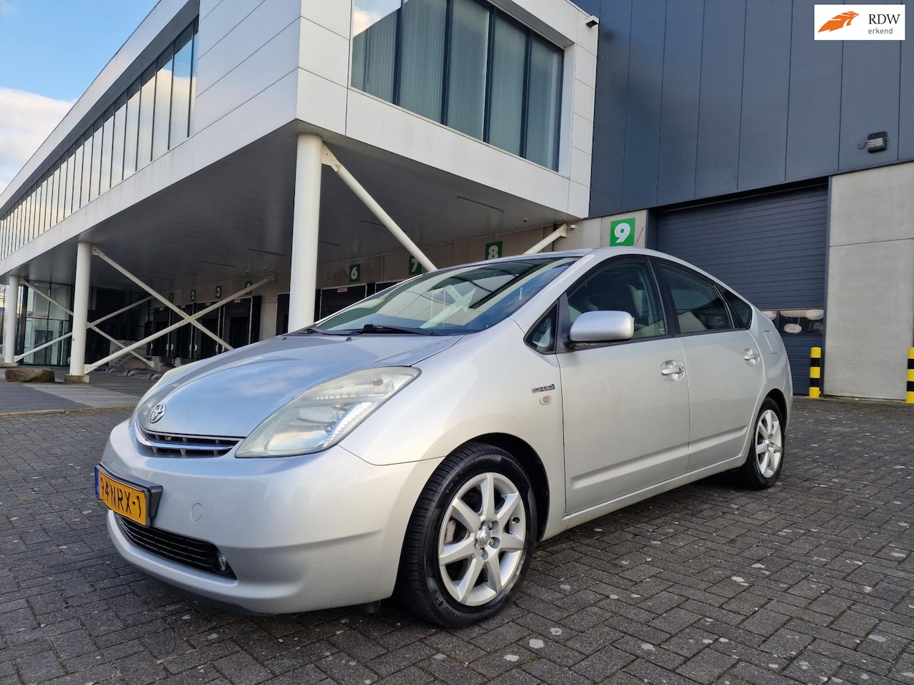 Toyota Prius - 1.5 VVT-i Business AUT NAVI CRUISE 2 X SLEUTELS - AutoWereld.nl