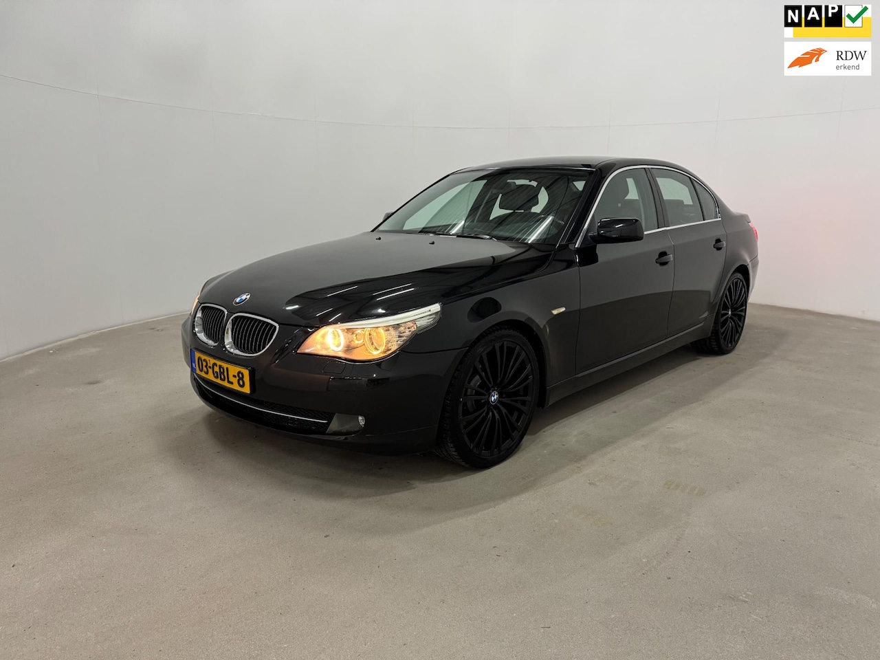 BMW 5-serie - 530i Executive Aut. / Leder / breed navi - AutoWereld.nl