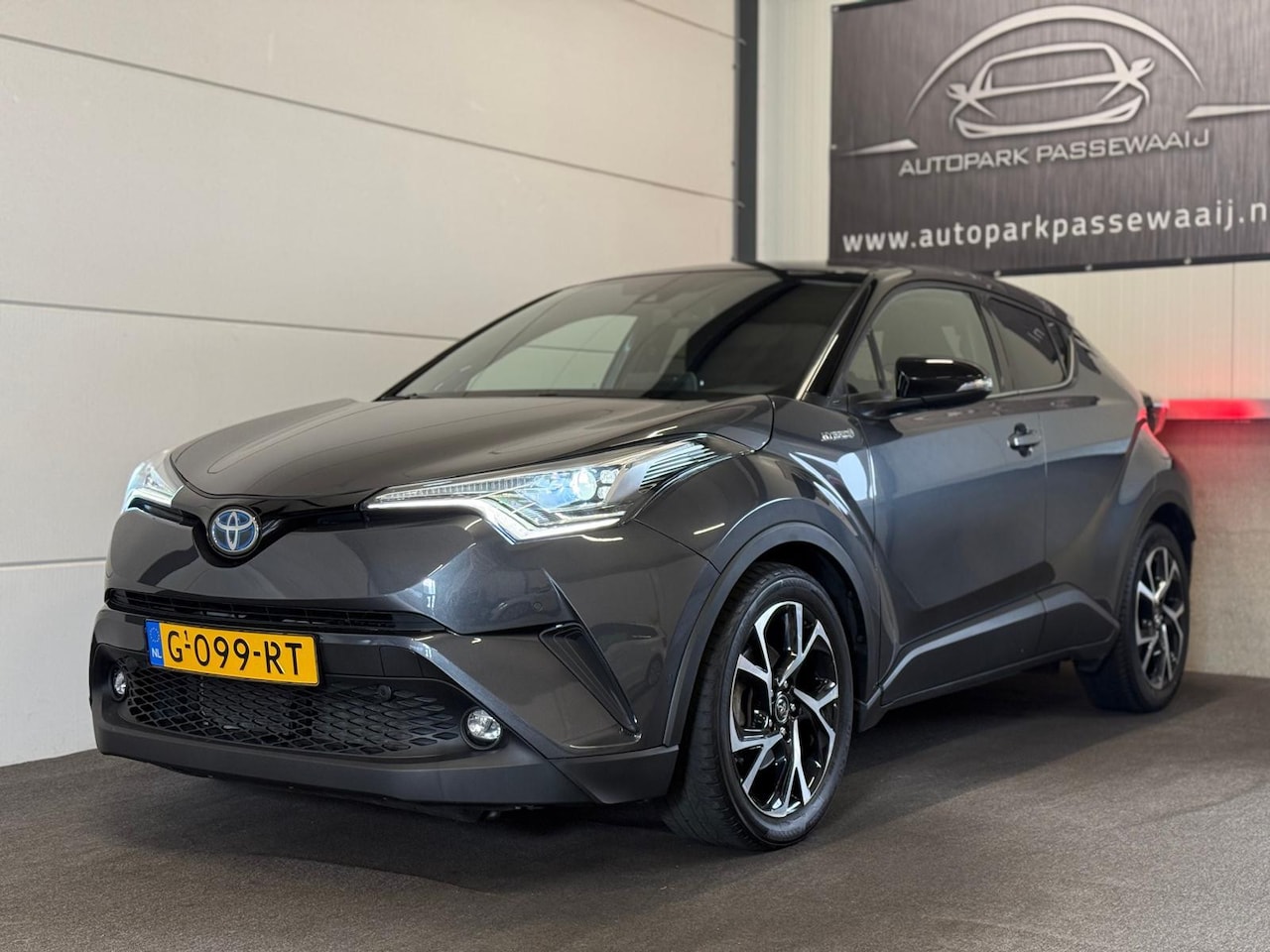 Toyota C-HR - 1.8 Hybrid Style Ultimate ACC, Stoelverwarming, Achteruitrijcamera, JBL, NAP, Stuurverwarm - AutoWereld.nl