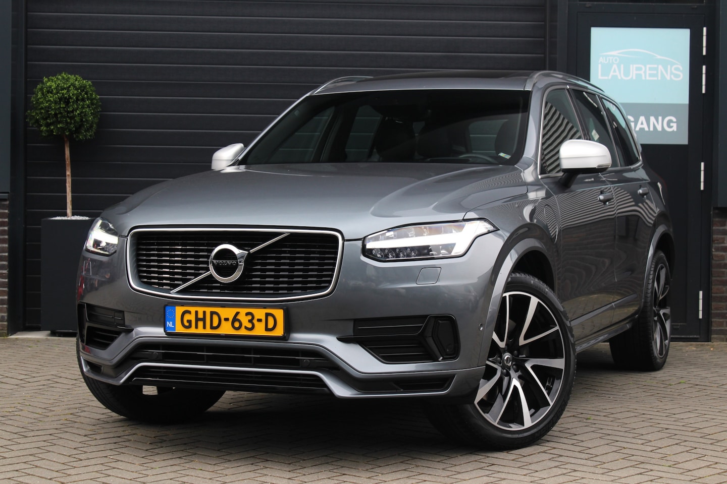 Volvo XC90 - 2.0 T8 Twin Engine AWD R-Design | Pano | B&W | Trekhaak | Luchtvering - AutoWereld.nl