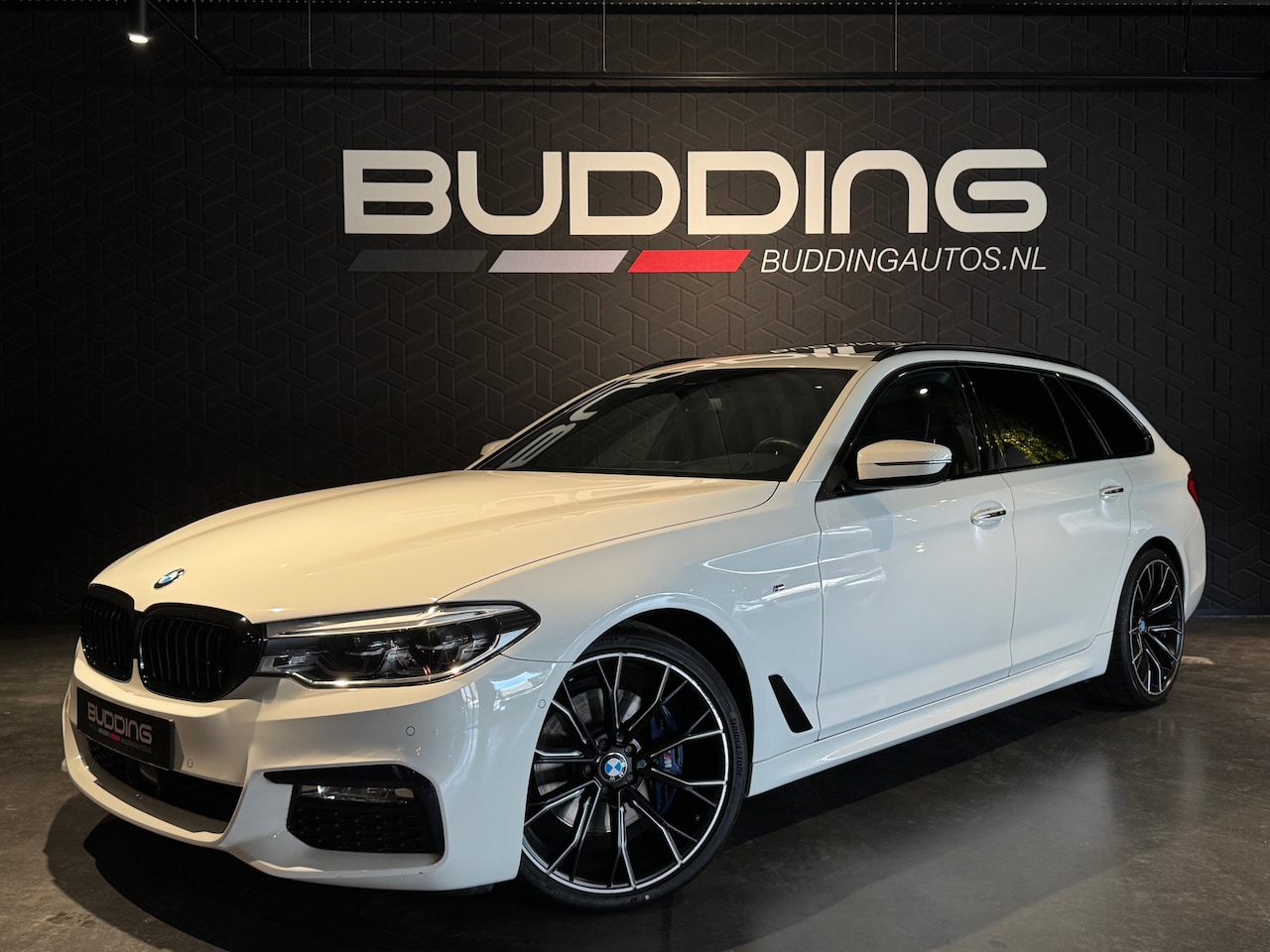 BMW 5-serie Touring - 530i High Exe | M-sport | Pano | Trekhaak - AutoWereld.nl