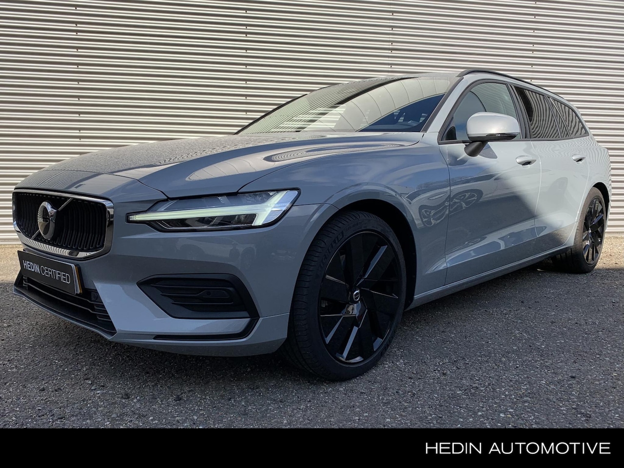 Volvo V60 - B3 Essential Edition | 19" | Leder | Adaptieve Cruise | Verwarmde stoelen en stuur - AutoWereld.nl