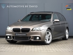 BMW 5-serie Touring - 520i 184 pk M SPORT EDITION AUTOMAAT / INDIVIDUAL FROZEN BRONZE / PANORAMADAK / LEDER / NA