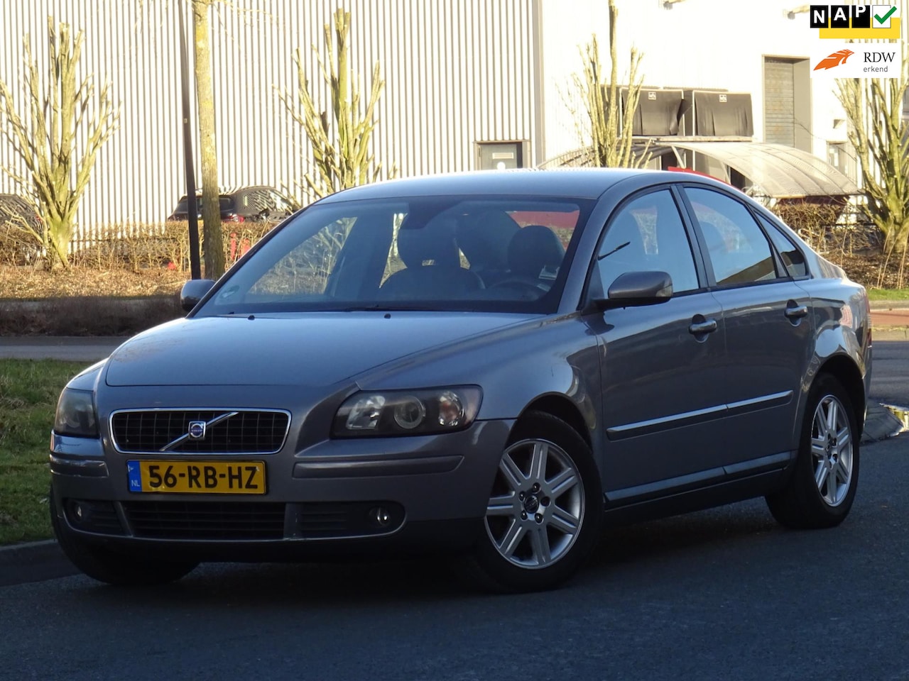 Volvo S40 - 2.4 Momentum AUTOMAAT NAP/LEER/AIRCO/CRUISE/NW APK - AutoWereld.nl