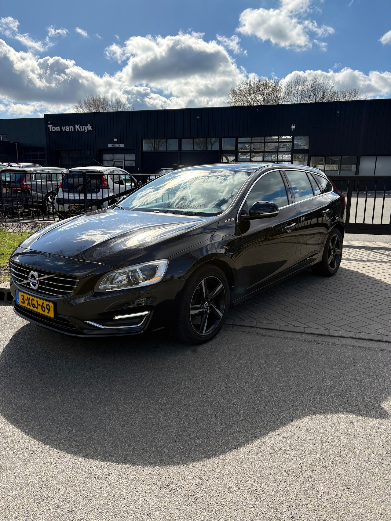 Volvo V60 - 2.4 D6 AWD Plug-In Hybrid Summum - AutoWereld.nl