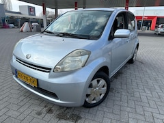 Daihatsu Sirion 2 - 1.0-12V Premium 86DKM MET NAP NIEUWE APK