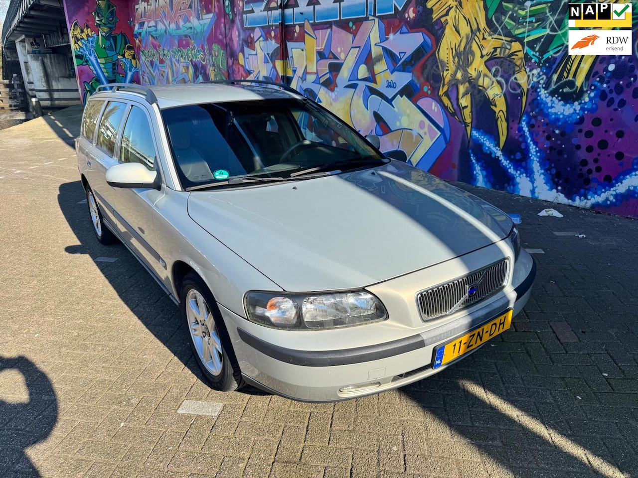 Volvo V70 - 2.4 Comfort Line airco goed rijdende auto trekhaak apk maart 2026 stereo sport velgen oers - AutoWereld.nl