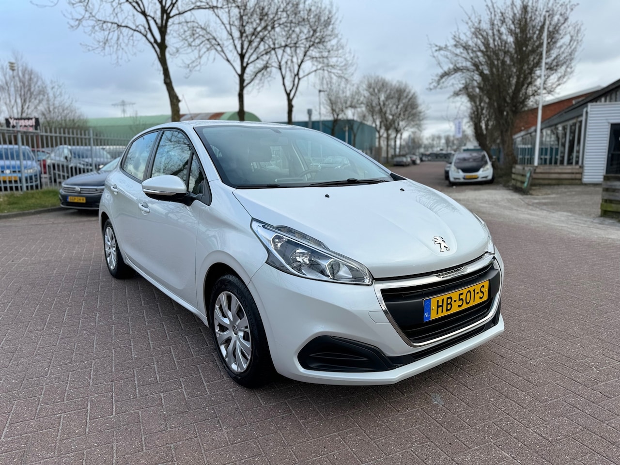 Peugeot 208 - 1.2 PureTech Active navi halfleder - AutoWereld.nl