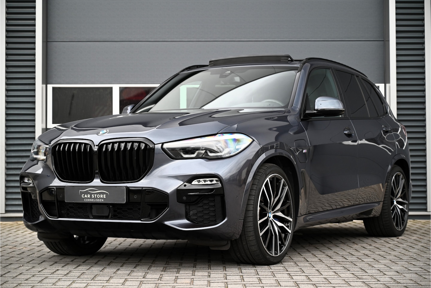 BMW X5 - xDrive45e M-SPORT / SKY LOUNGE / M-SEATS / PANO / SWAROVSKI / MERINO LEDER / MASSAGE / SOF - AutoWereld.nl