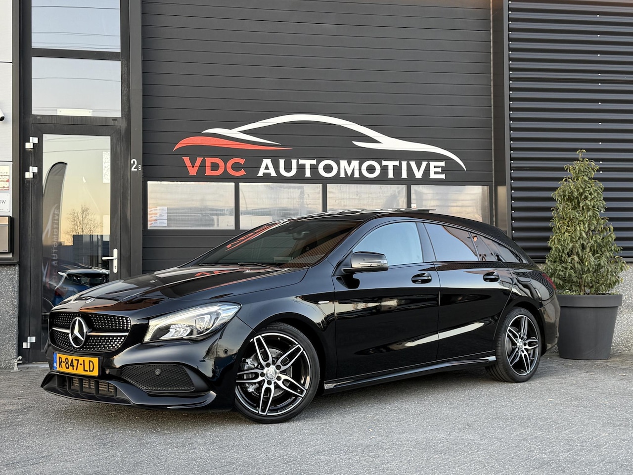 Mercedes-Benz CLA-klasse Shooting Brake - 200 AMG Pano | WhiteArt | Camera | LED | Stoelverwarming | Sfeerverlichting | - AutoWereld.nl