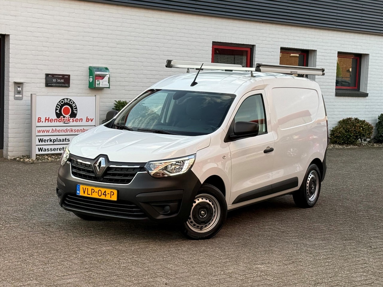 Renault Express - Van 1.5 Blue dCi 75pk Comfort/ Trekhaak/ Imperiaal/ Vloer + wandplaten/ Airco/ Parkeersens - AutoWereld.nl