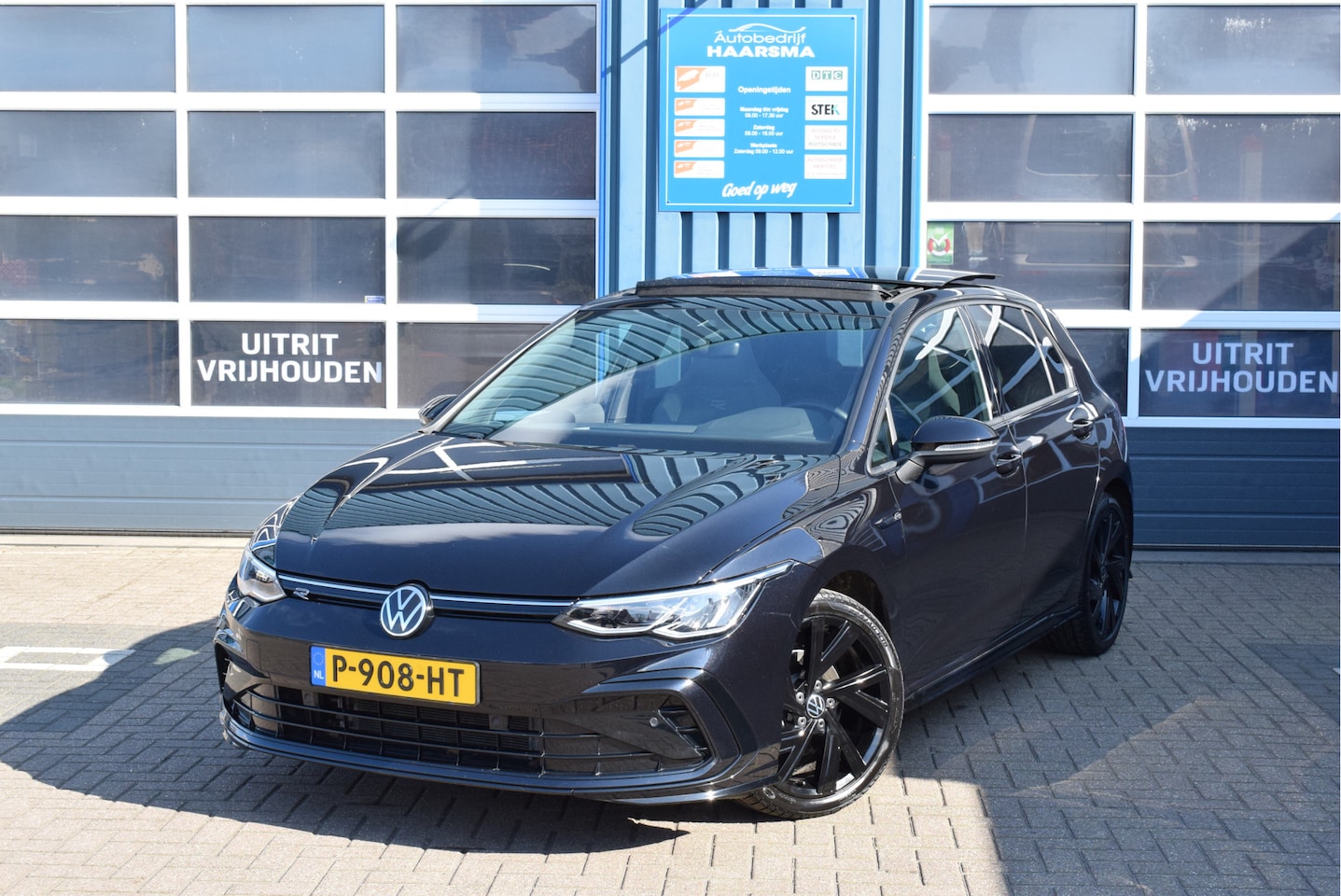 Volkswagen Golf - 1.5 eTSI R-Line Business+ Panoramadak Automaat - AutoWereld.nl