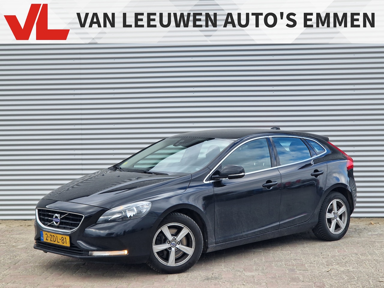 Volvo V40 - 2.0 D4 R-Design Business | Nieuw Binnen! | Navi | Cruise | Trekhaak - AutoWereld.nl