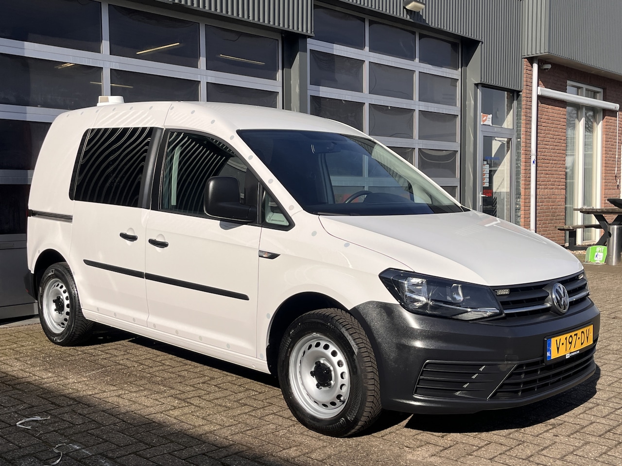 Volkswagen Caddy - 2.0 TDI L1H1 Airco Cruise controle Trekhaak 1400kg trekgewicht Schuifdeur Zij ruit Telefoo - AutoWereld.nl