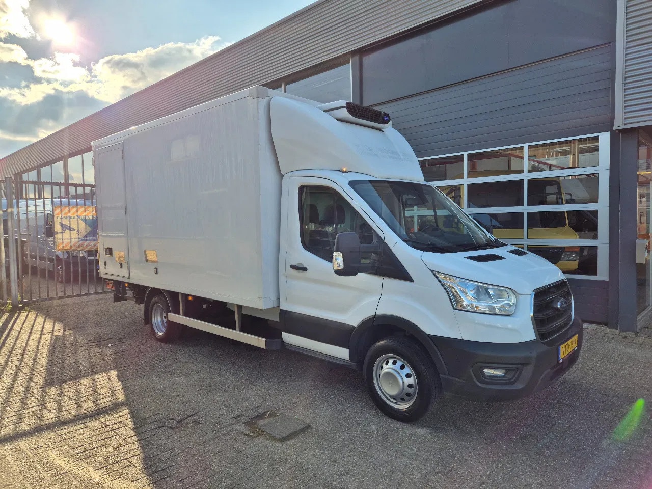 Ford Transit - 2.0 TDCI/ Kuhlkoffer/ Ladebordwand/ Euro 6 - AutoWereld.nl