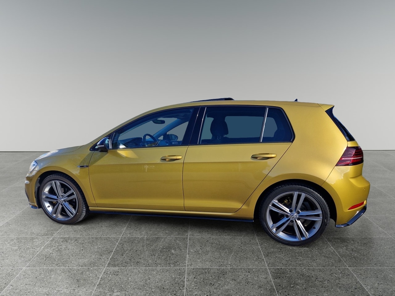 Volkswagen Golf - 1.0 TSI High-Line R-Line Pano NW.STAAT - AutoWereld.nl