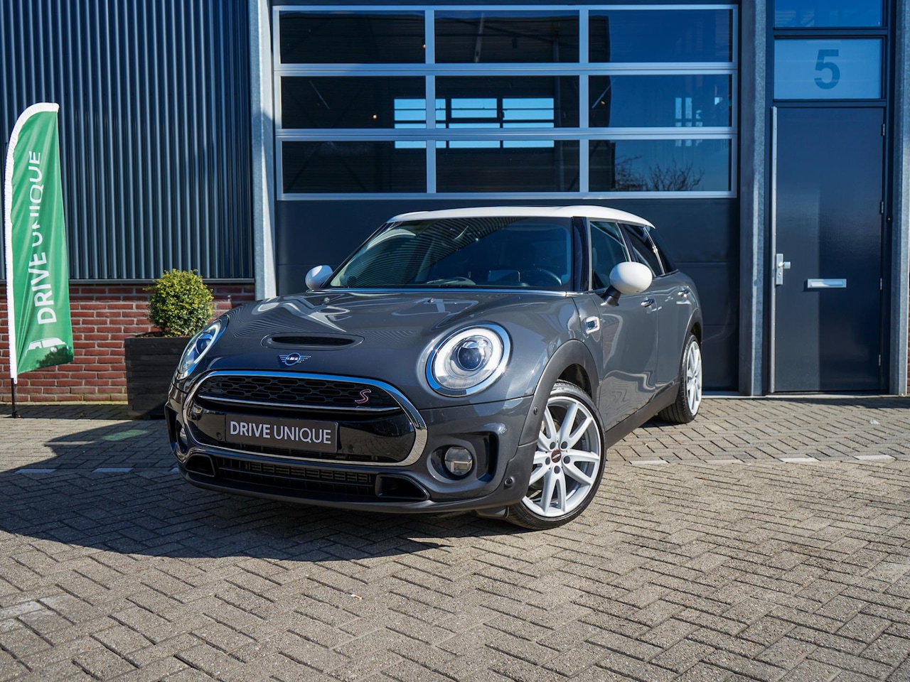 MINI Clubman - 2.0 Cooper S | Panoramadak | Harman/Kardon | Head Up Display | JCW Velgen | Keyless Entry - AutoWereld.nl