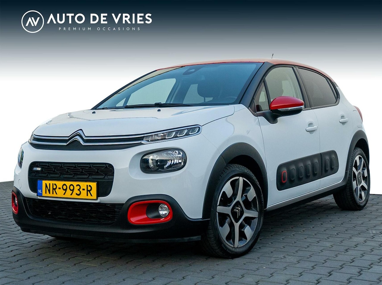 Citroën C3 - 1.2 PureTech 110pk Shine | Navigatie | Camera | 17 inch LMV - AutoWereld.nl