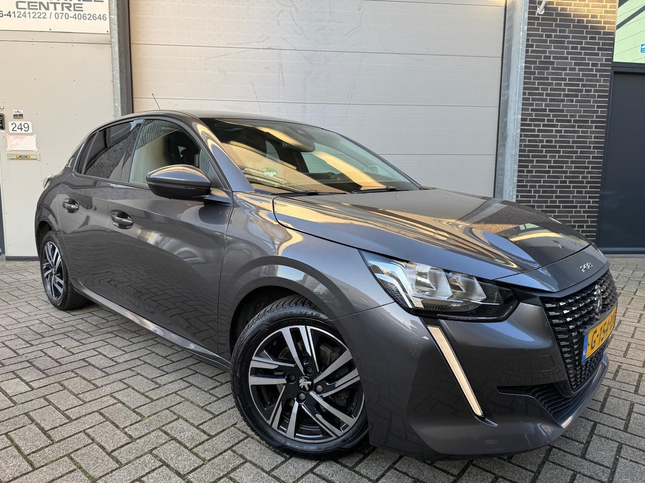 Peugeot 208 - 1.2 PureTech Blue Lease Allure [Pano|3D Cockpit|Keyless|Camera|Carplay|LED] - AutoWereld.nl