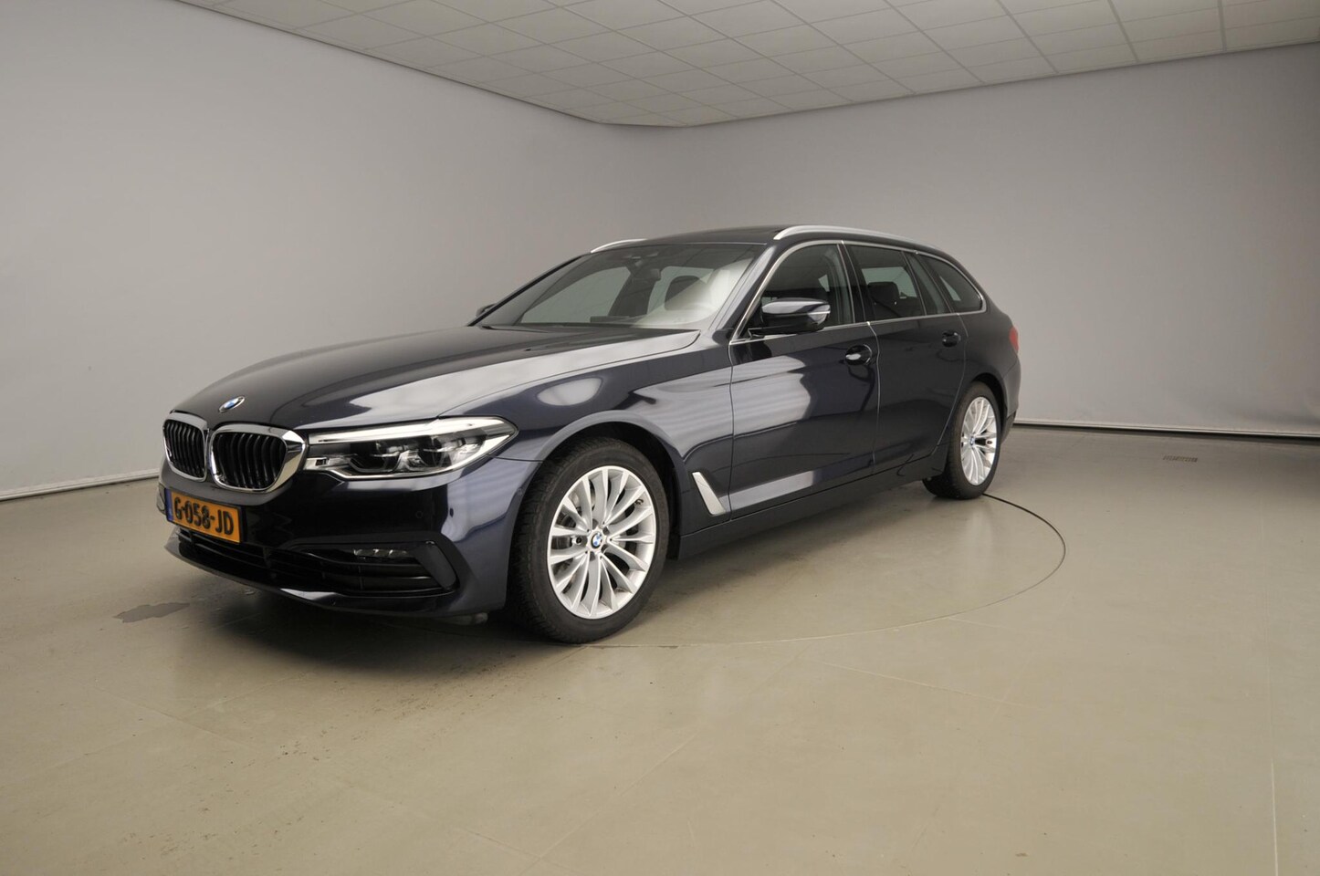 BMW 5-serie Touring - 520i | LED | Leder | HUD | Schuifdak | Comfortzetels | stoelverwarming | Chrome line | DAB - AutoWereld.nl