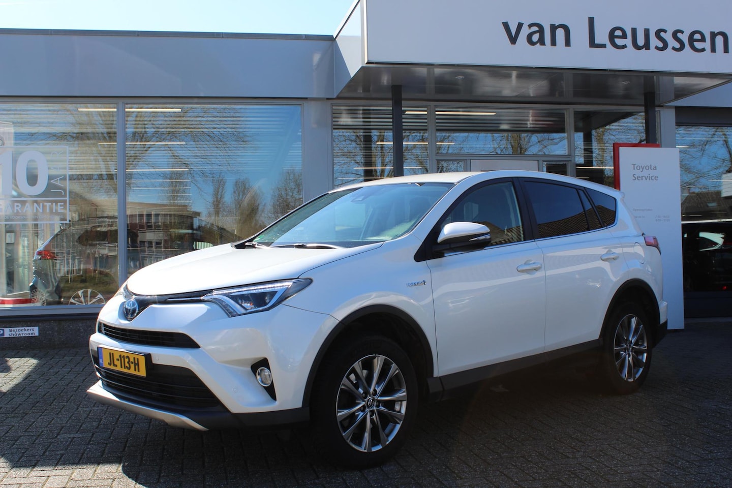 Toyota RAV4 - 2.5 Hybrid AWD EXECUTIVE BUSINESS TREKHAAK KEYLESS LED AD-CRUISE NAVI CLIMA SENSOREN LM-VE - AutoWereld.nl